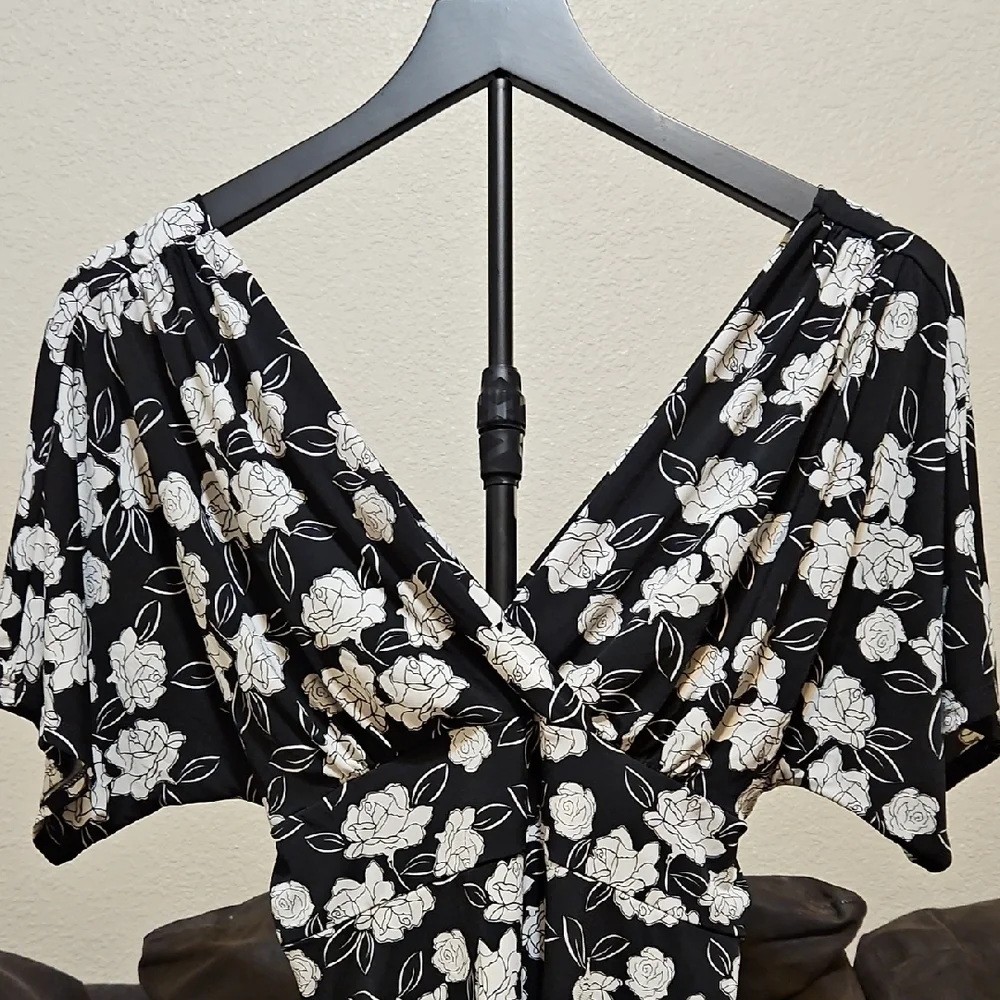 White House Black Market Black and White Floral V-Neck Top - Picture 2 of 4